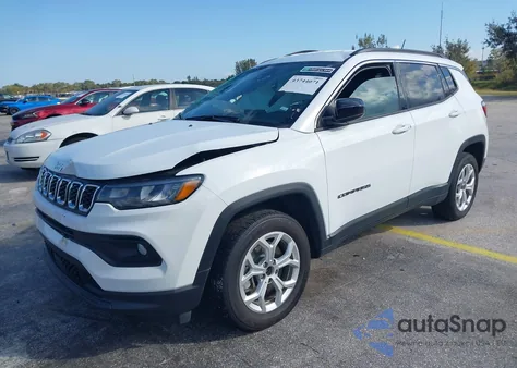 2024 Jeep Compass Latitude 4X4 z USA, uszkodzony, nr VIN 3C4NJDBN8RT124424